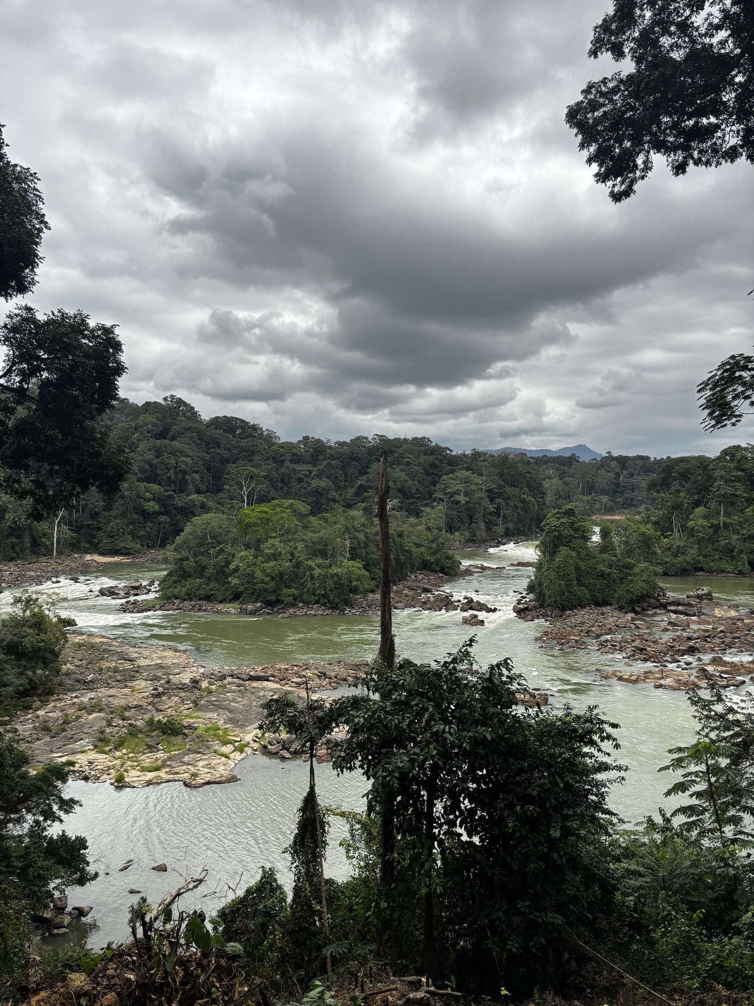 Le fleuve Ngounié se brisant sur les rapides des Chutes de l'Impératrice, près de Fougamou